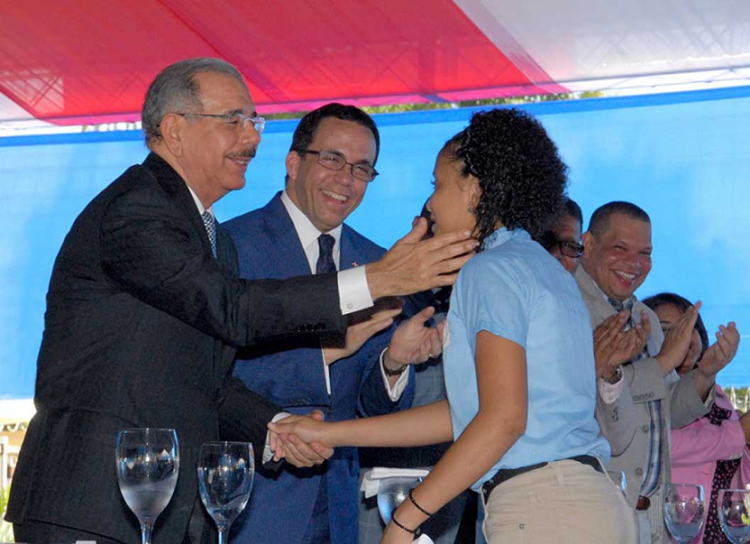 imagen Presidente Danilo Medina y Ministro Andr&eacute;s Navarro saludan a estudiante Suleiny Elisamar Castillo Vicente,&nbsp;quien ofreci&oacute; el discurso de agradecimiento. 