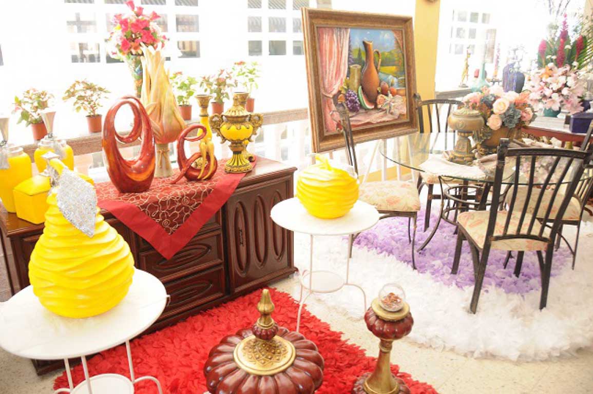  imagen Presentaci&oacute;n de alguno de los trabajos realizados por los estudiantes, entre ellos: alfombras, jarrones, cuadros decorativos, entre otros. 