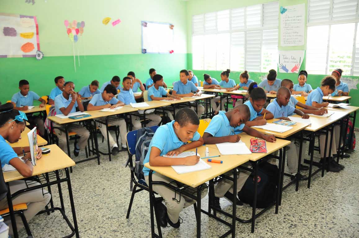  imagen Grupo de estudiantes en aula, escriben Carta a patricio Francisco del Rosario S&aacute;nchez. 