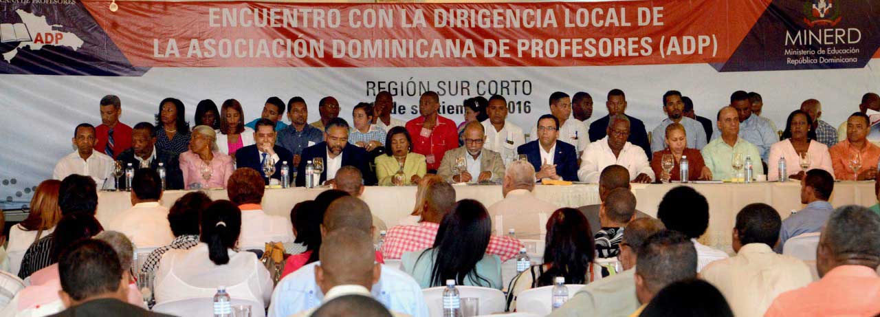  imagen Ministro Navarro encabeza encuentro con dirigencia de la ADP en el Sur Corto para conocer en detalle realidad escolar. 