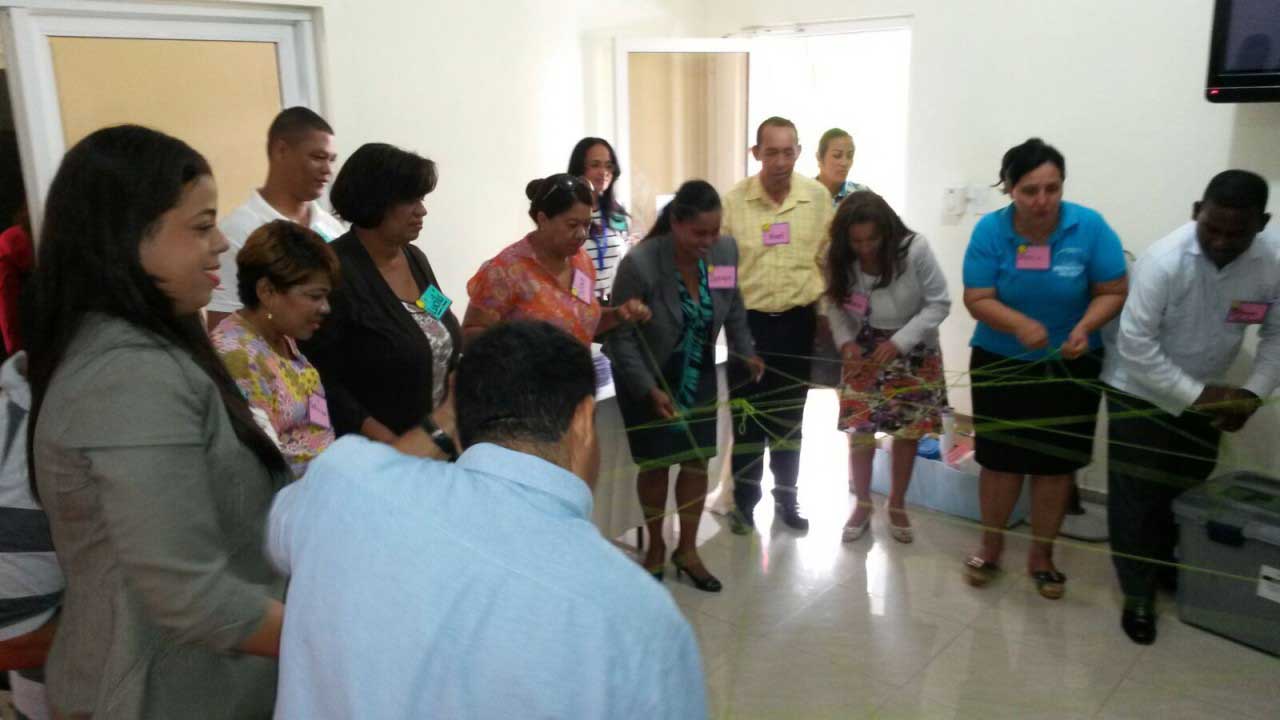  imagen Participantes durante participanci&oacute;n en din&aacute;mica "tela de ara&ntilde;a". 