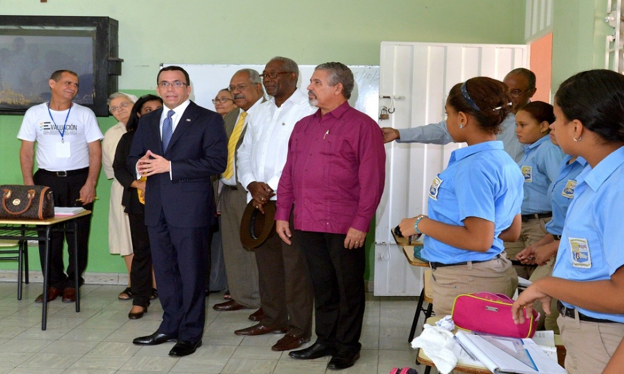  imagen Ministro Andr&eacute;s Navarro&nbsp;en una de las aulas durante su recorrido. 
