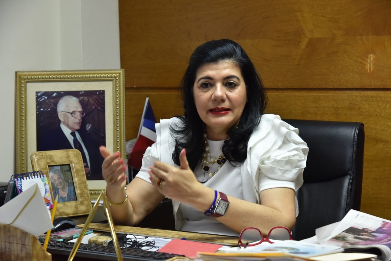  imagen Rosa Kasse Acta sentada en su despacho. Habla a la prensa. 