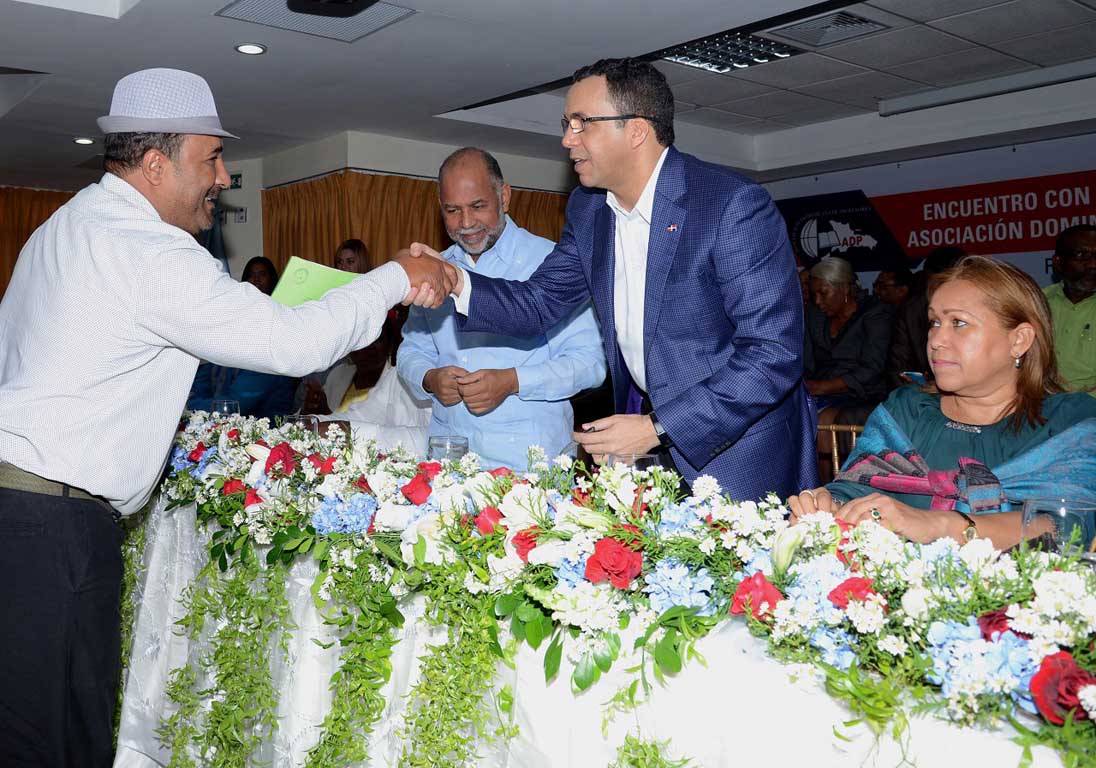  imagen Ministro Andr&eacute;s Navarro saluda a uno de los participantes en acto. 