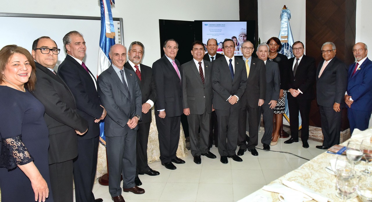  imagen Ministro Andr&eacute;s Navarro junto a embajadores de pa&iacute;ses iberoamericanos.&nbsp; 