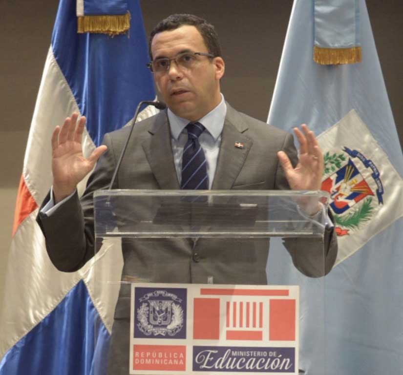  imagen Ministro Andr&eacute;s Navarro mientras habla a los presentes. 