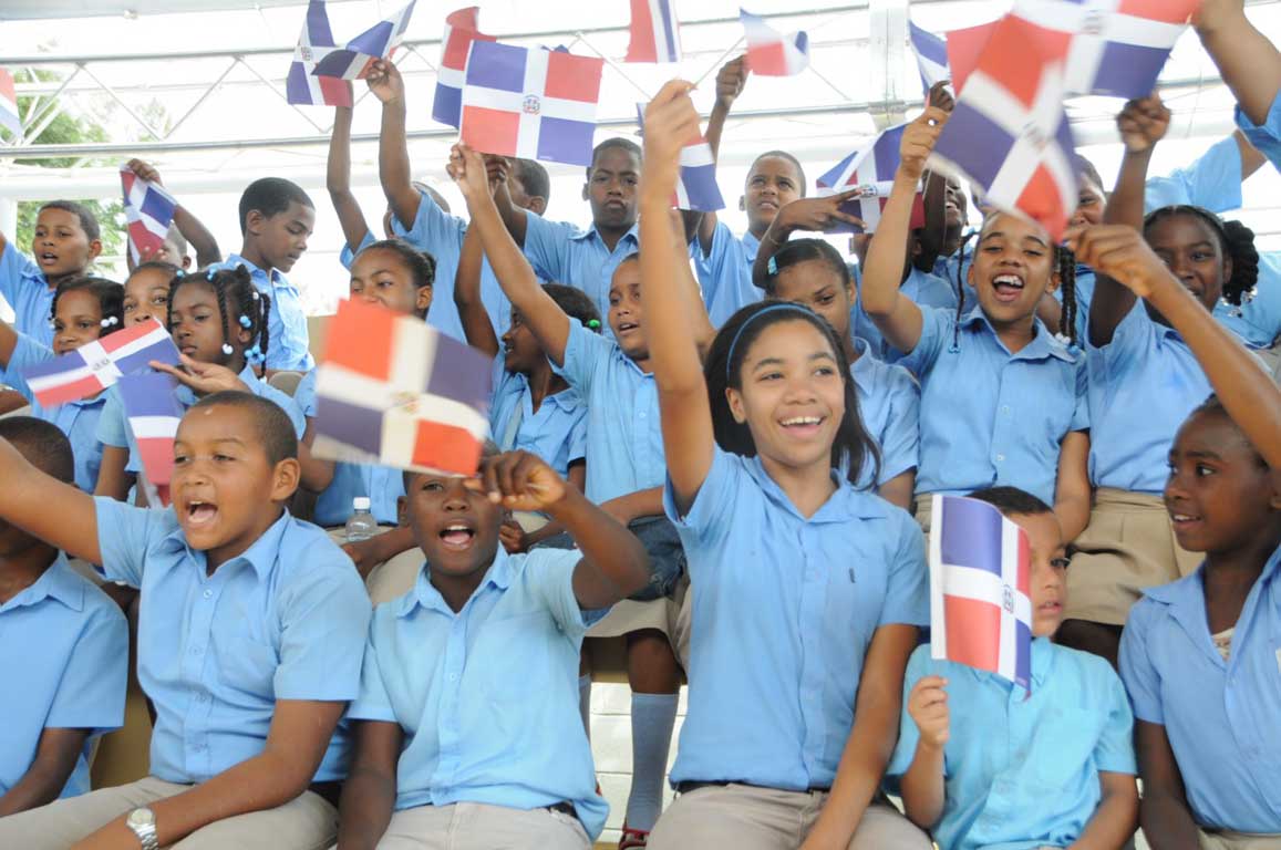  imagen Presidente Danilo Medina entrega escuela en San Luis; Educación invierte 107 mil millones en niveles Inicial, Básico y Medio 