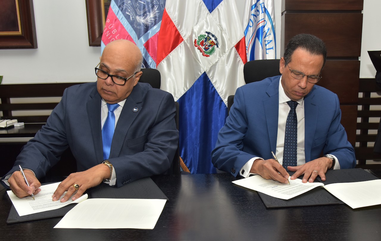  imagen Ministro de Educaci&oacute;n (MINERD), Antonio Pe&ntilde;a Mirabal y el presidente del Consejo Nacional de Drogas (CND), Juan Luis Rafael Peralta Guerrero, firmaron un acuerdo de colaboraci&oacute;n interinstitucional dirigido a la prevenci&oacute;n y concienciaci&oacute;n en los centros educativos. 