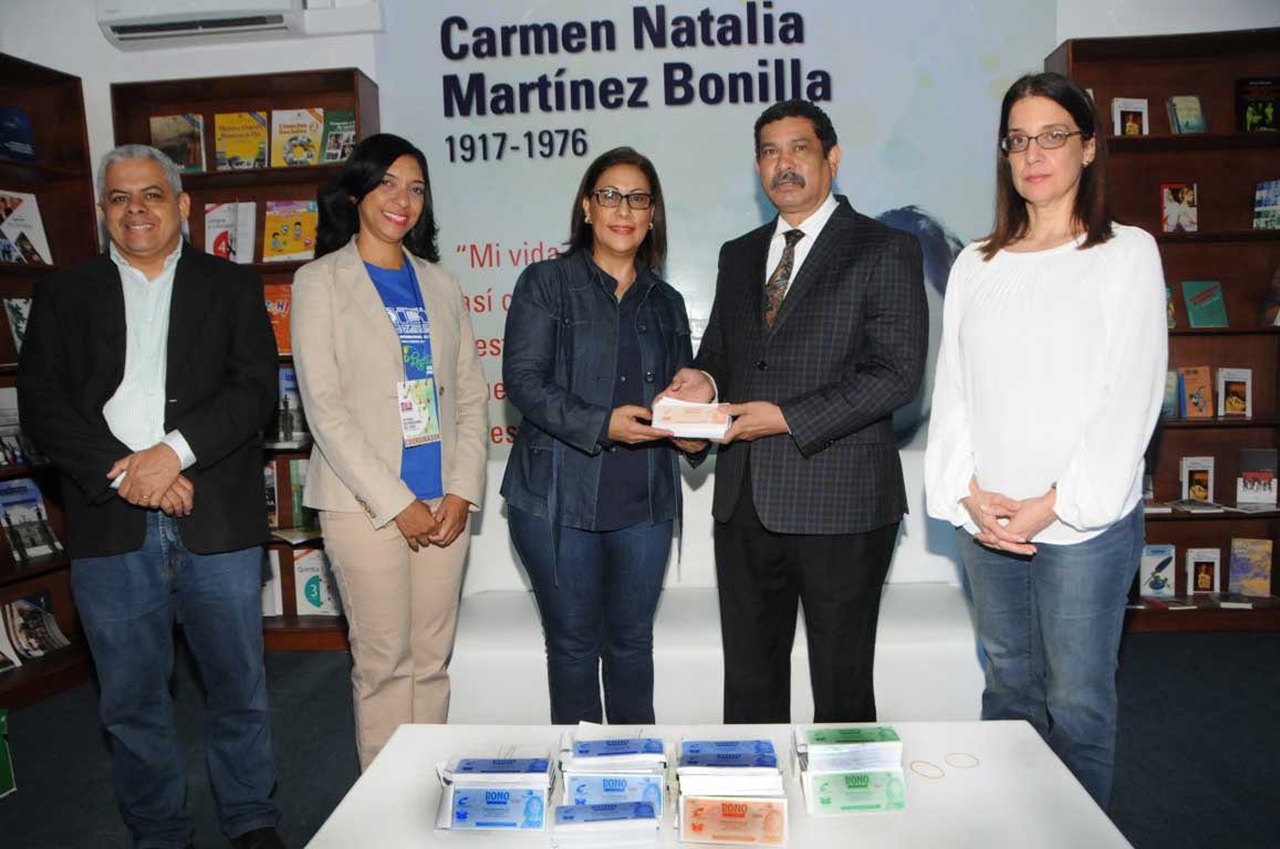  imagen Fotograf&iacute;a tomada mientras Ediltrudis Pichardo hace entrega de bonos al Director Rafael Garc&iacute;a Romero. 