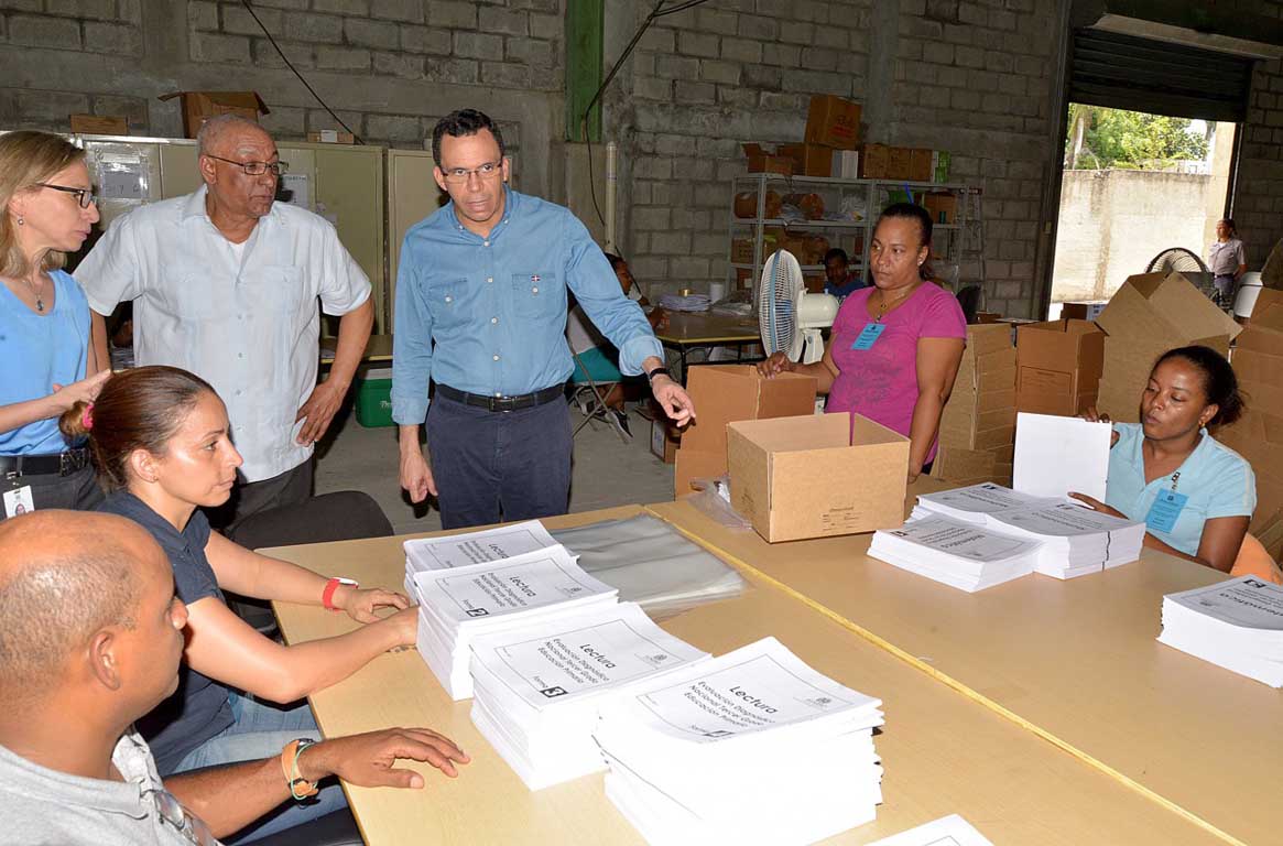  imagen Ministro Andr&eacute;s Navarro supervisa almac&eacute;n donde se trabaja con el proceso de empaque y despacho de las pruebas impresas. 