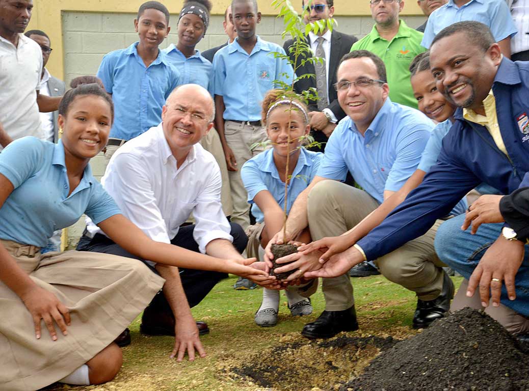  imagen Ministro Andr&eacute;s Navarro, ministro Francisco Dom&iacute;nguez Brito, grupo de estudiantes del centro educativo La Gina, entre otras personalidades durante siembra, dan formal inicio a programa "Creciendo con mi &Aacute;rbol". 