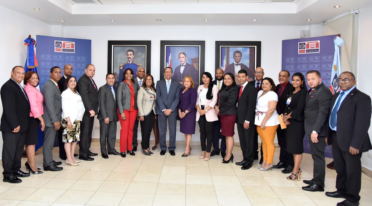  imagen Ministro Antonio Pe&ntilde;a Mirabal de pie junto a 18 directores regionales, Vivian B&aacute;ez y Dania Burgos 