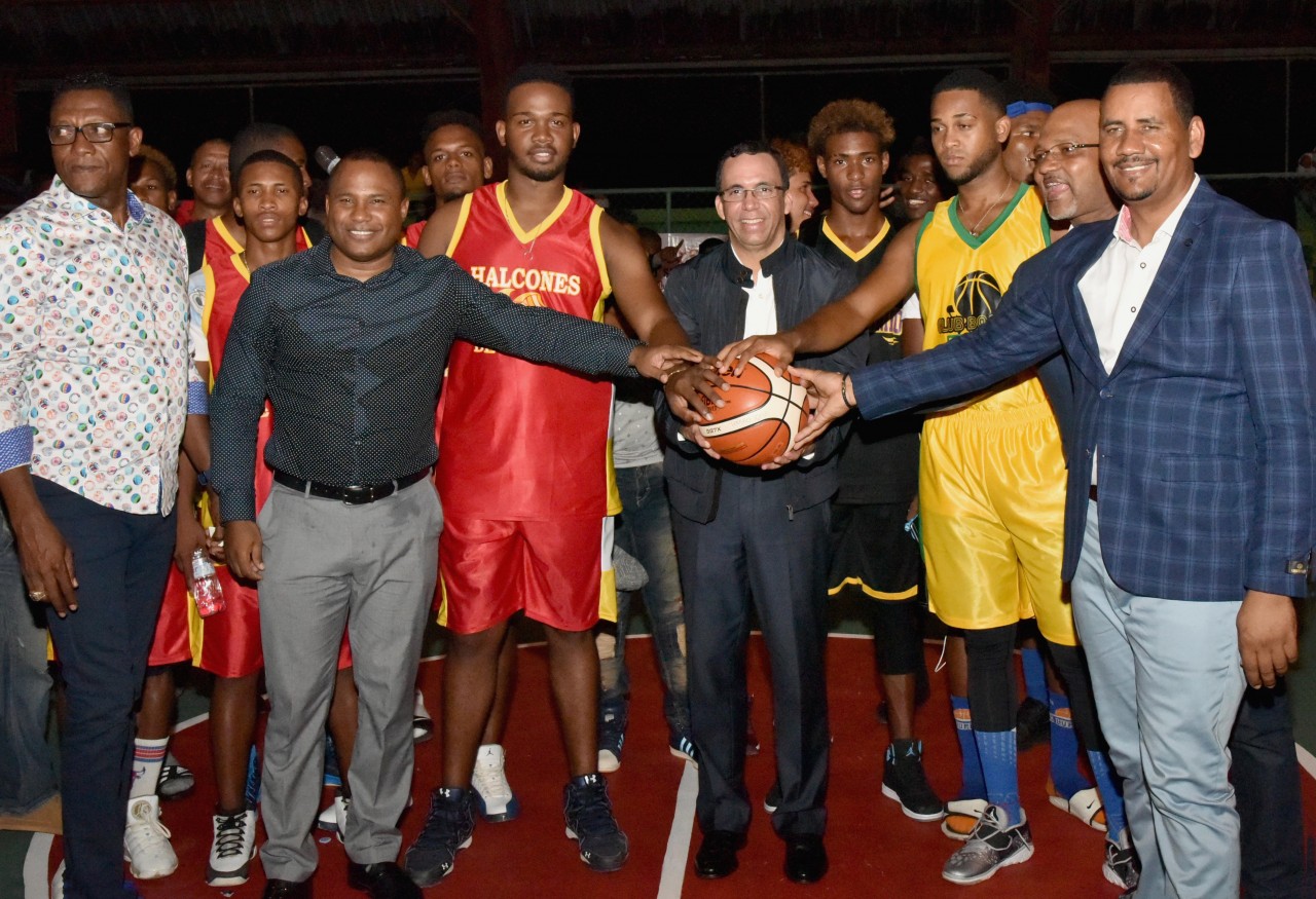  imagen Ministro Andr&eacute;s Navarro sosteniendo bal&oacute;n de baloncesto junto a victoriosos del torneo&nbsp; 