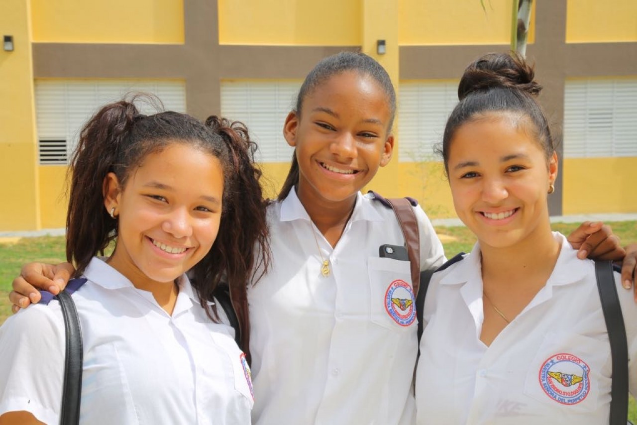  imagen 3 estudiantes sonr&iacute;endo de felicidad por el nuevo liceo &nbsp;que entreg&oacute; el Presidente Danilo Medina en Santo Domingo Este&nbsp; 