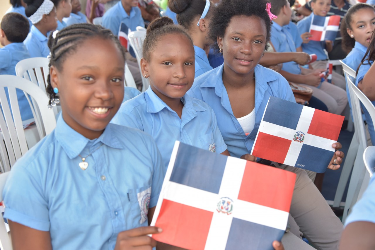  imagen Estudiantes del nuevo plantel educativo entregado por el Presidente Danilo Medina 