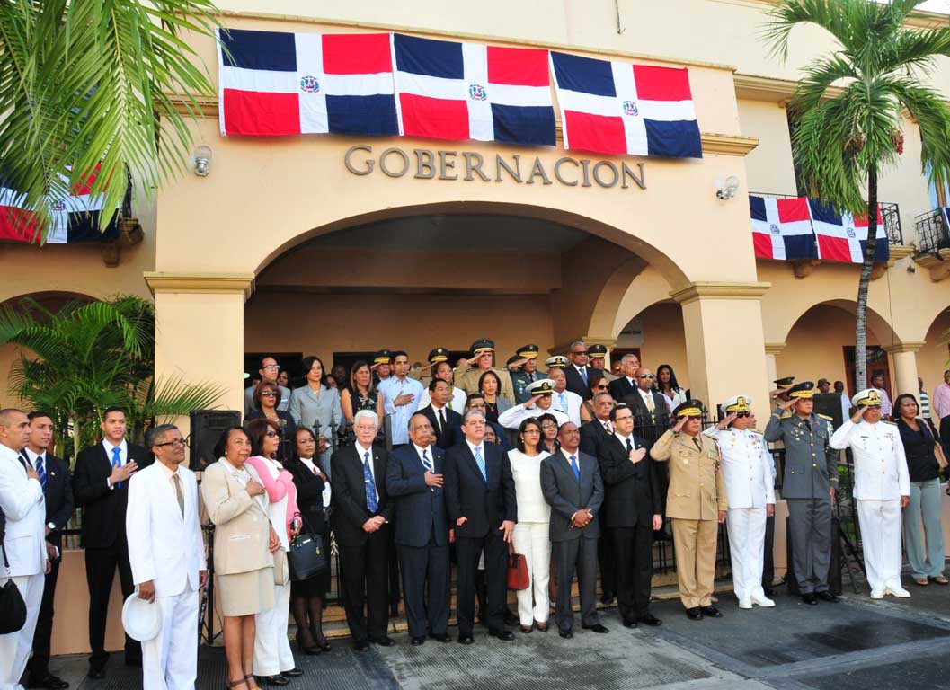  imagen Participantes muestran reverencia durante izamiento de bandera. 