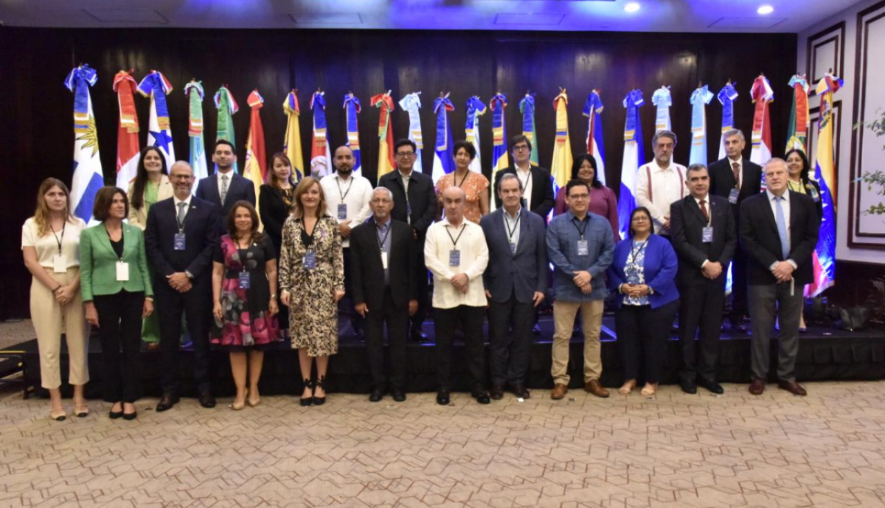  imagen Ministro de Educaci&oacute;n, &Aacute;ngel Hern&aacute;ndez reunido con otros ministros y ministras.&nbsp; 