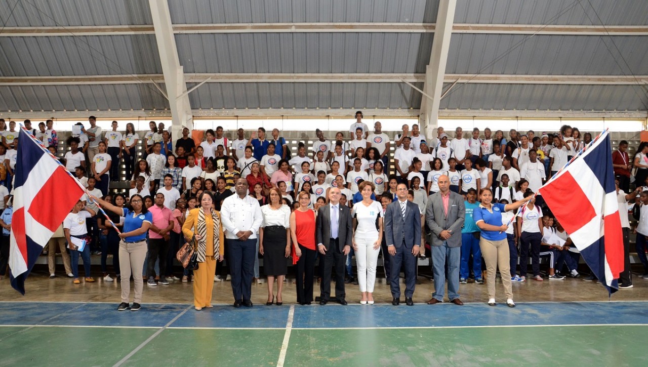  imagen En la actividad estuvieron presentes, adem&aacute;s, el ex-lanzador de Grandes Ligas, Miguel Batista; la directora del nivel Secundario, Ydelsis Morel; el sub-director del INEFI, Nelson Acevedo; Germania Melo, representante del Consejo Nacional de Drogas, y Divina Garc&iacute;a, coordinadora de la Unidad de Orientaci&oacute;n y Apoyo a la Familia de la direcci&oacute;n de Participaci&oacute;n comunitaria.
&nbsp; 