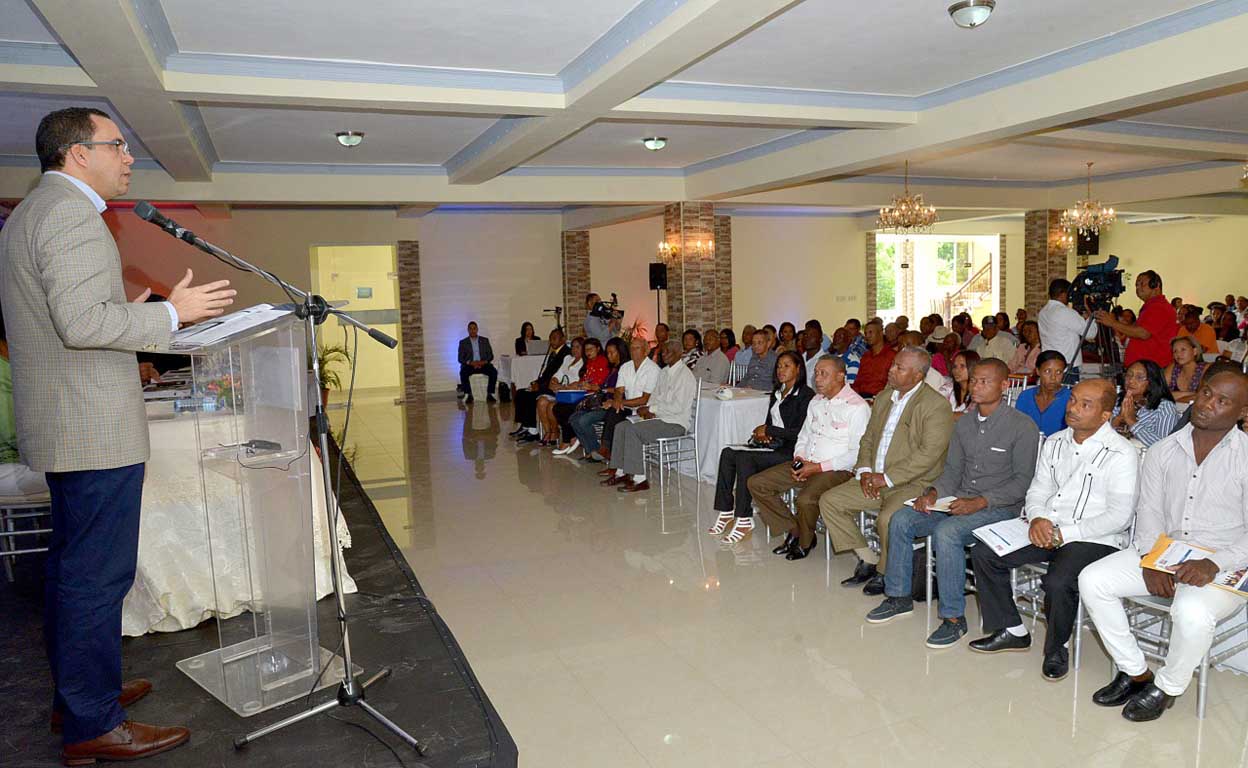  imagen Ministro Andr&eacute;s Navarro habla a los presentes durante encuentro regional con las asociaciones de padres, madres y amigos de la escuela.&nbsp; 