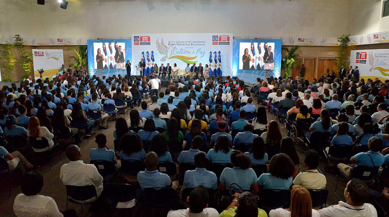  imagen Vista general de todos los presentes en el Foro Nacional Estudiantil por una Cultura de Paz, en el fondo se observa al Ministro Andr&eacute;s Navarro que encabeza apertura. 