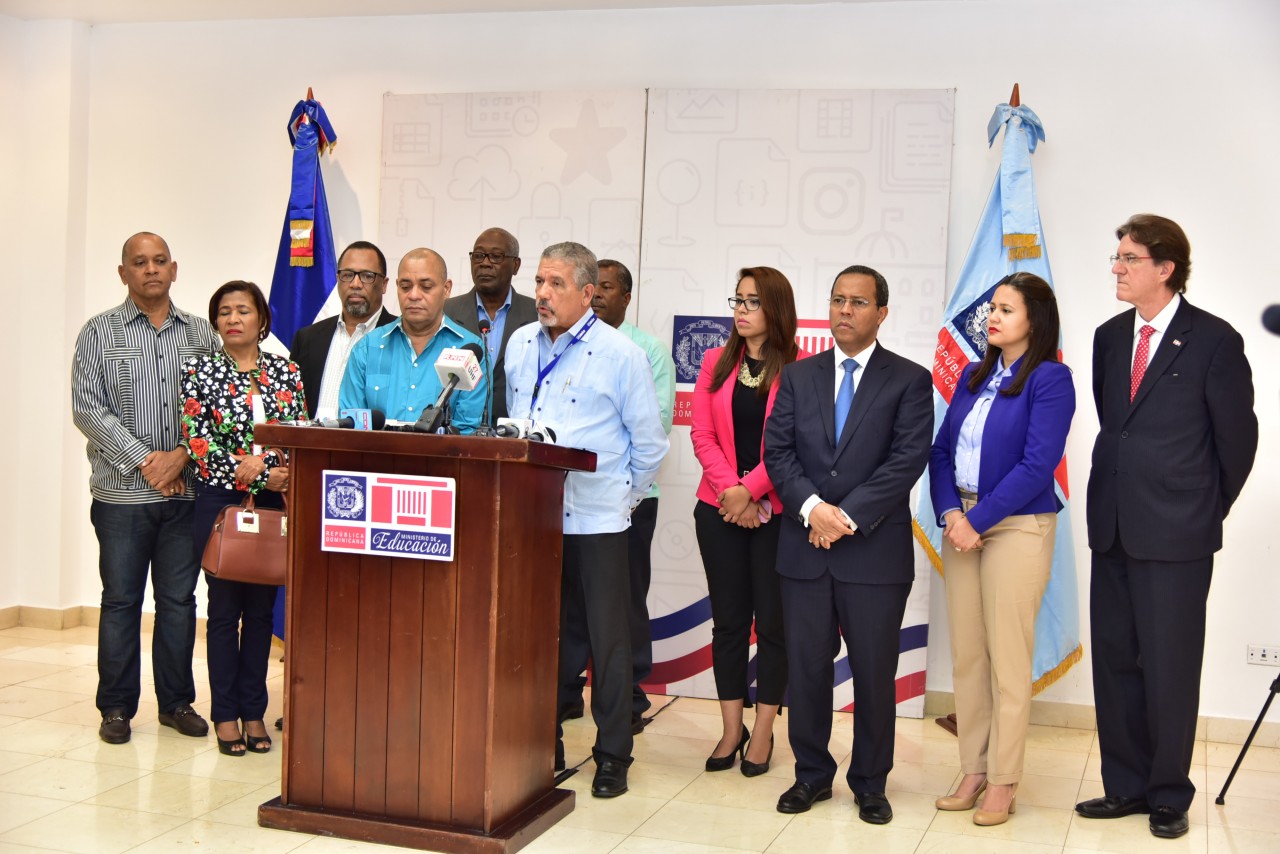  imagen Comisi&oacute;n Mixta MINERD, ADP, IDICE y OEI desde podium se dirigen a la prensa 