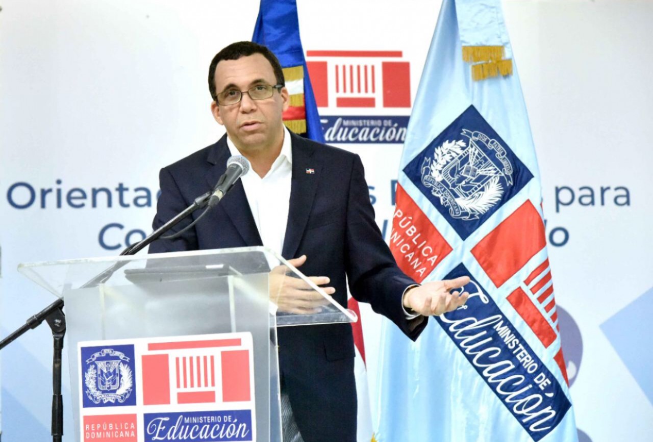  imagen Ministro Andr&eacute;s Navarro desde podium dirige un mensaje a todos los maestros y maestras del sistema educativo&nbsp; 