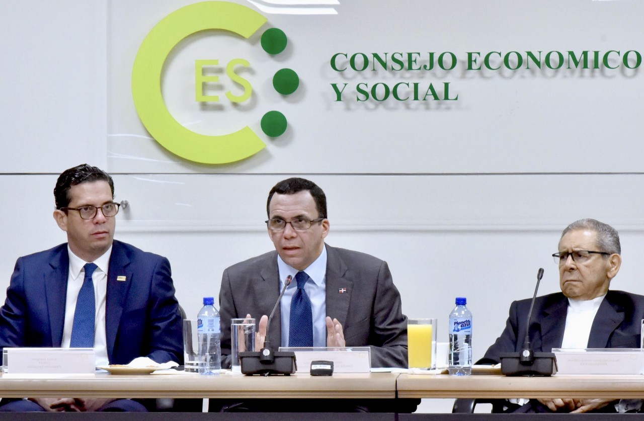  imagen Ministro Andr&eacute;s Navarro debatiendo en Consejo Econ&oacute;mico Social 