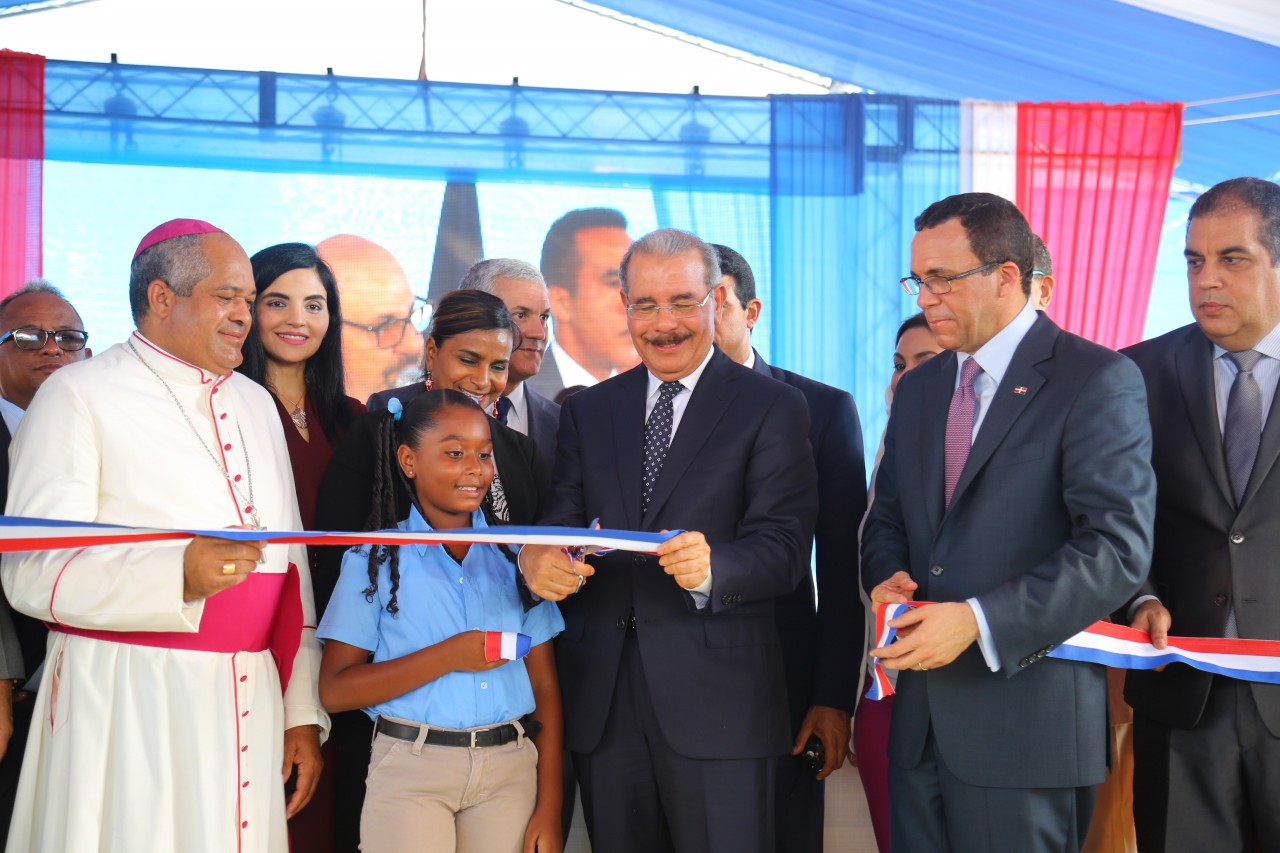  imagen Presidente Danilo Medina junto a Ministro Andr&eacute;s Navarro y dem&aacute;s autoridades educativas cortan cinta dejando inaugurado un moderno centro educativo y dos estancias infantiles&nbsp; 