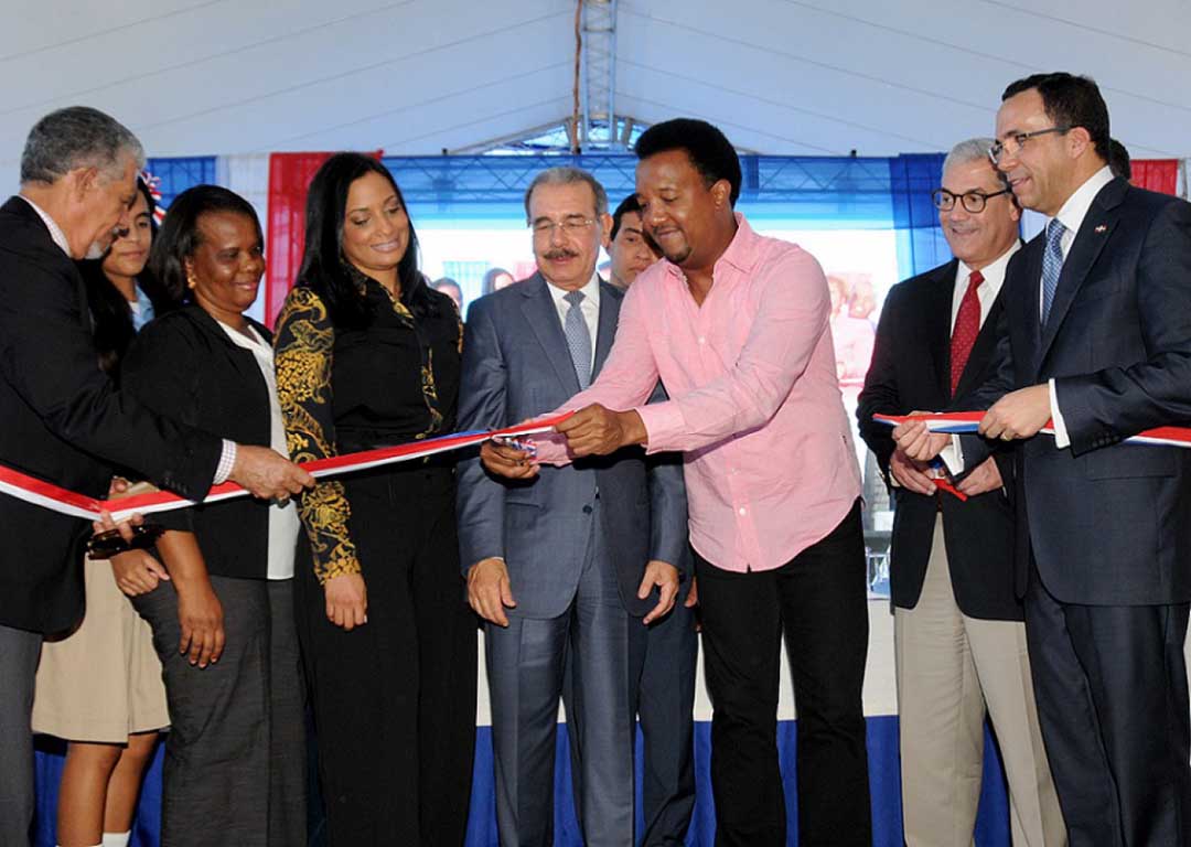  imagen Presidente Danilo Medina observa a Pedro Mart&iacute;nez mientras corta trozo de cinta en inauguraci&oacute;n. Andr&eacute;s Navarro le acompa&ntilde;a junto a otra personalidades. 