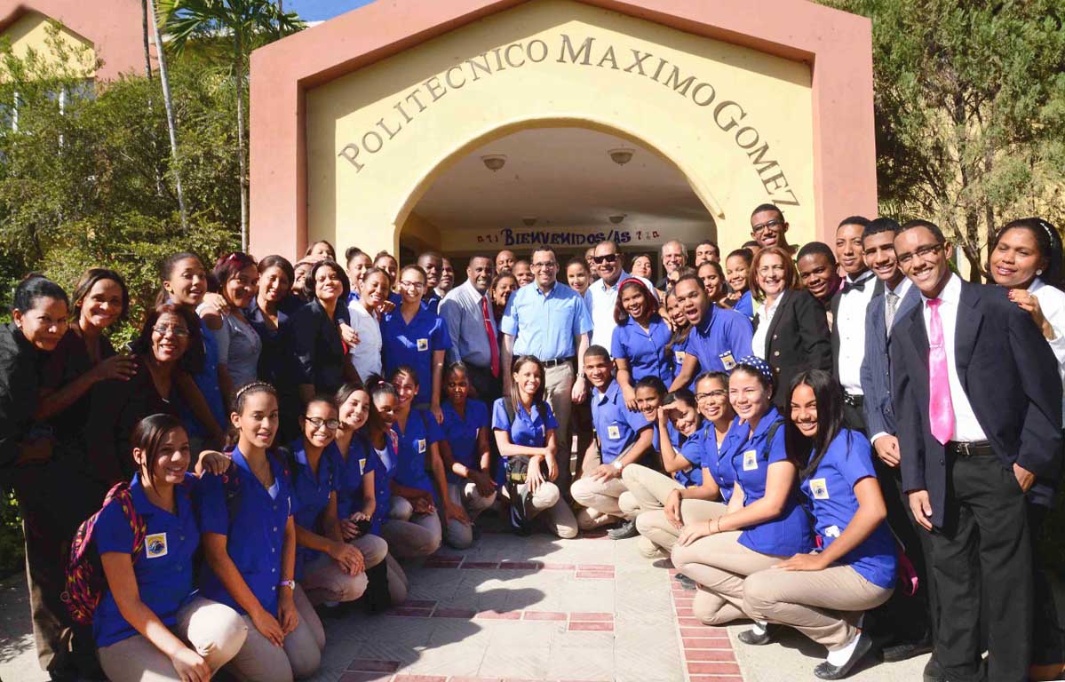  imagen Andrés Navarro recorre centros educativos de Baní, dispone reparación del Liceo Máximo Gómez 