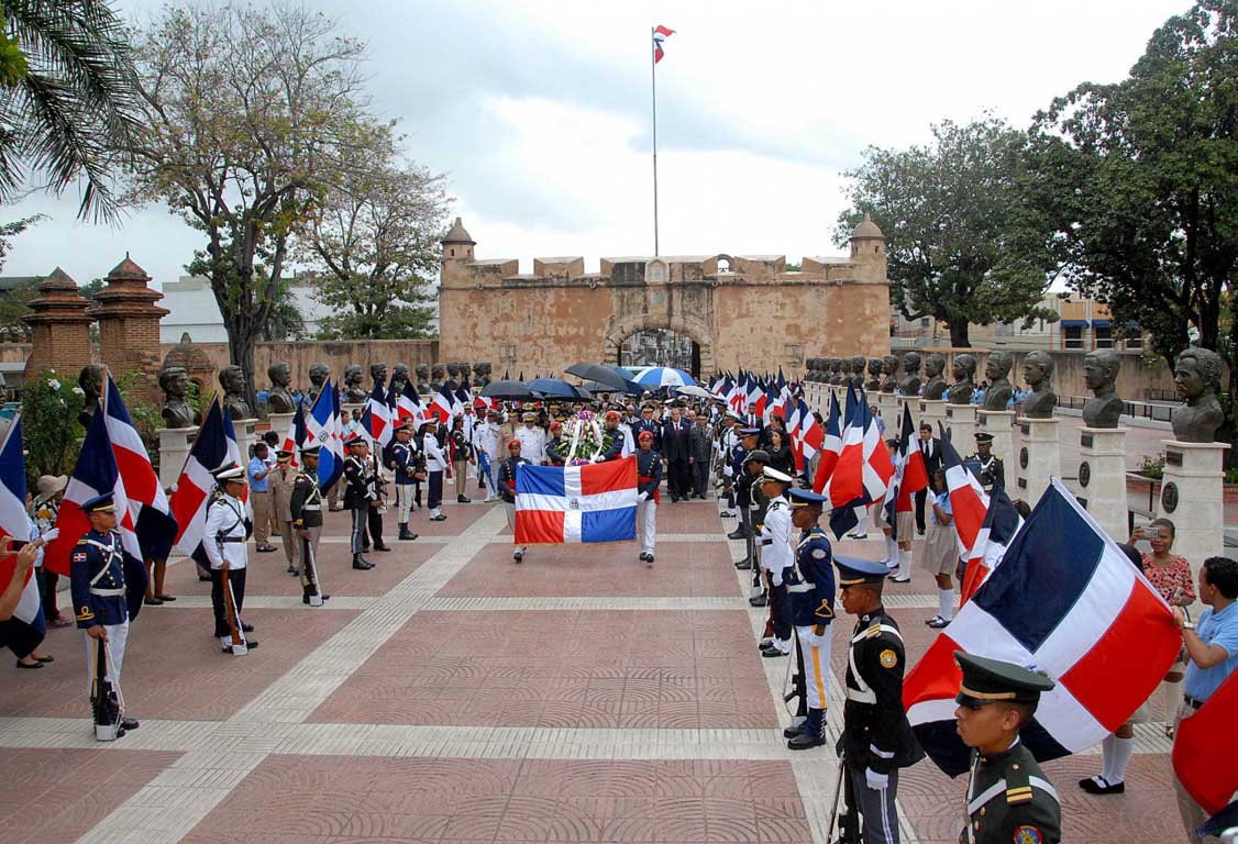  imagen Autoridades durante el desfile hacia el Altar de la Patria. 