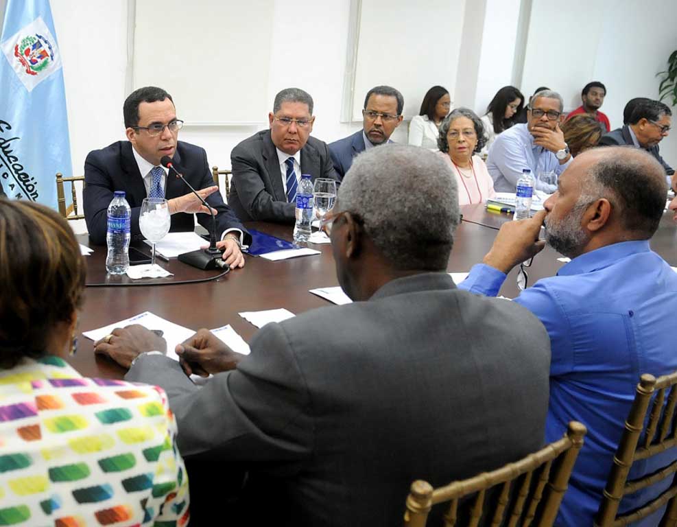  imagen Ministro Andr&eacute;s Navarro junto a los representantes del Ministerio de Educaci&oacute;n y de la Asociaci&oacute;n Dominicana de Profesores. 