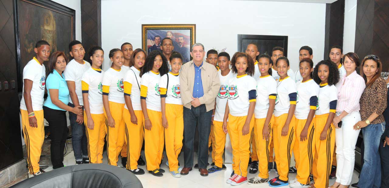  imagen Ministro de Educación recibe a estudiantes representarán al país en XV Gimnastrada Mundial en Finlandia 