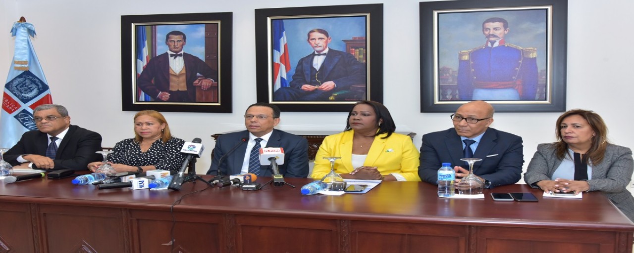  imagen El ministro de Educaci&oacute;n, Antonio Pe&ntilde;a Mirabal y la presidenta de la Asociaci&oacute;n Dominicana de Profesores (ADP) 