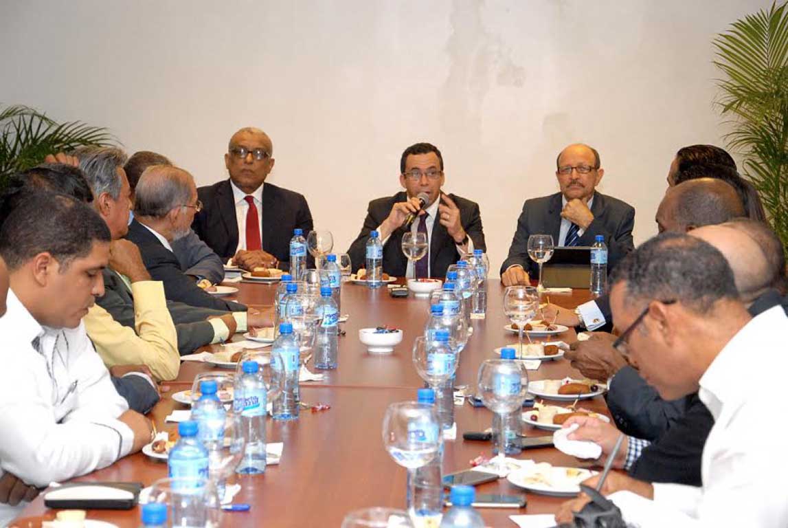  imagen Andrés Navarro reúne suplidores de alimentos para tomar medidas que garanticen el suministro 