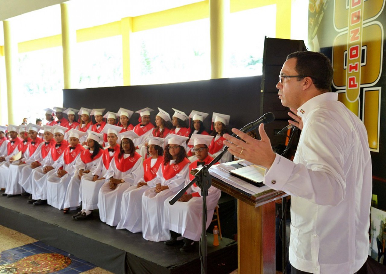  imagen Ministro Andr&eacute;s Navarro durante su discurso central en la actividad de graduaci&oacute;n del Centro de Formaci&oacute;n Integral Cigar Family
&nbsp;
&nbsp; 