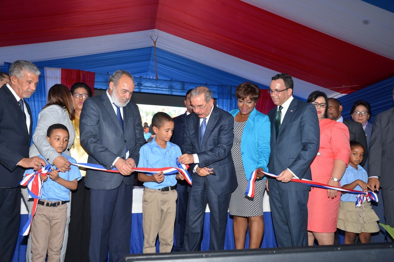  imagen Presidente Danilo Medina realiza corte de cinta junto a Ministro Andr&eacute;s Navarro y dem&aacute;s autoridades en inauguraci&oacute;n de centro educativo en Boca Chica. 