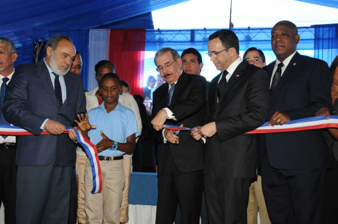  imagen Presidente Danilo Medina mientras corta cinta en acto de inauguraci&oacute;n; a su lado izquierdo el Ministro Andr&eacute;s Navarro y otras personalidades. 