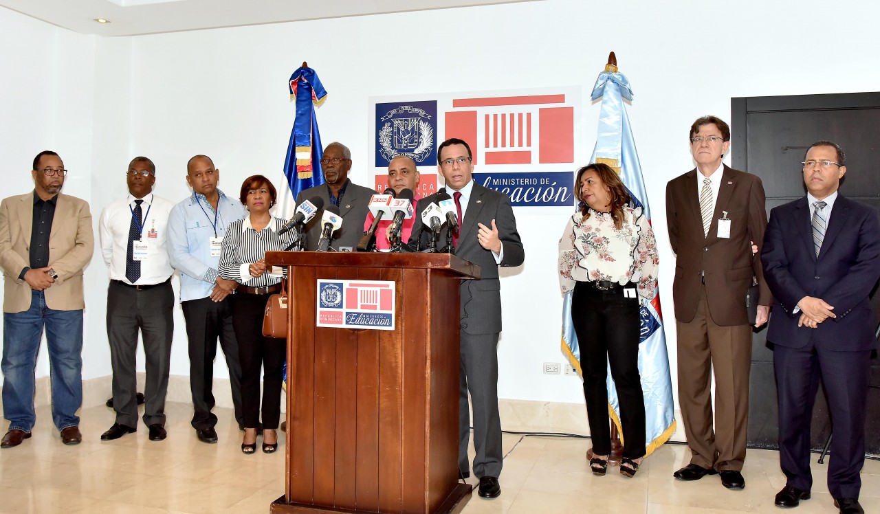  imagen Ministro&nbsp;Andr&eacute;s Navarro en podium informa junto a la comisi&oacute;n que lleva a cabo los trabajos de Evaluaci&oacute;n del Desempe&ntilde;o Docente,&nbsp;que durante los d&iacute;as 23 y 24 de noviembre, se evaluar&aacute;n alrededor de 80 mil maestros que se registraron a nivel nacional de un total de 85 mil en 154 centros educativos, proceso que identificar&aacute; los avances y las debilidades que acompa&ntilde;an al sistema educativo dominicano, de cara a la mejora de la calidad de la ense&ntilde;anza-aprendizaje. 