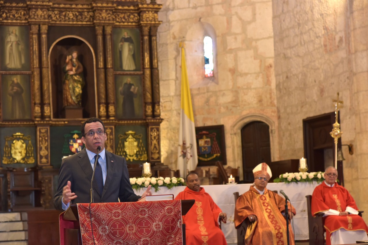  imagen Ministro Andr&eacute;s Navarro en podium en la Catedral Primada de Am&eacute;rica, expone discurso. 