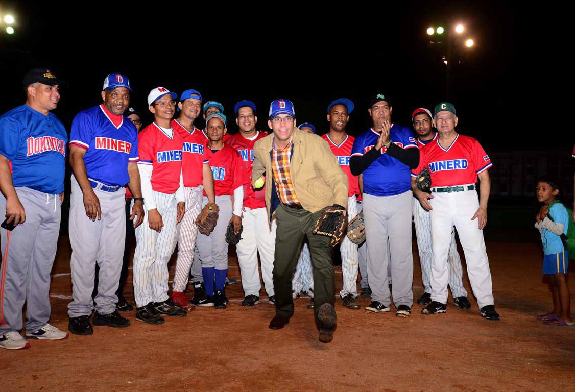  imagen Ministro Andr&eacute;s Navarro momentos antes de lanzar&nbsp;la primera bola. Detr&aacute;s una representaci&oacute;n de los jugadores. 