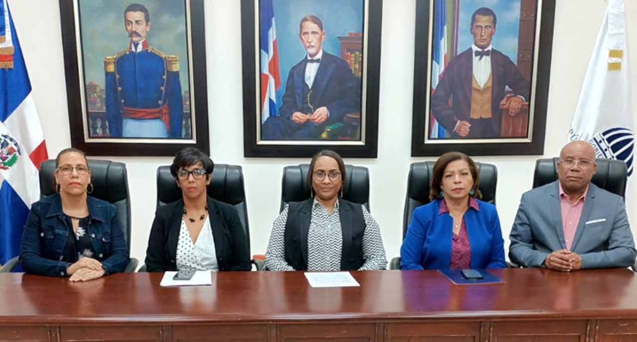  imagen Comit&eacute; de Compras del Ministerio de Educaci&oacute;n, a la mesa durante comunicado. 