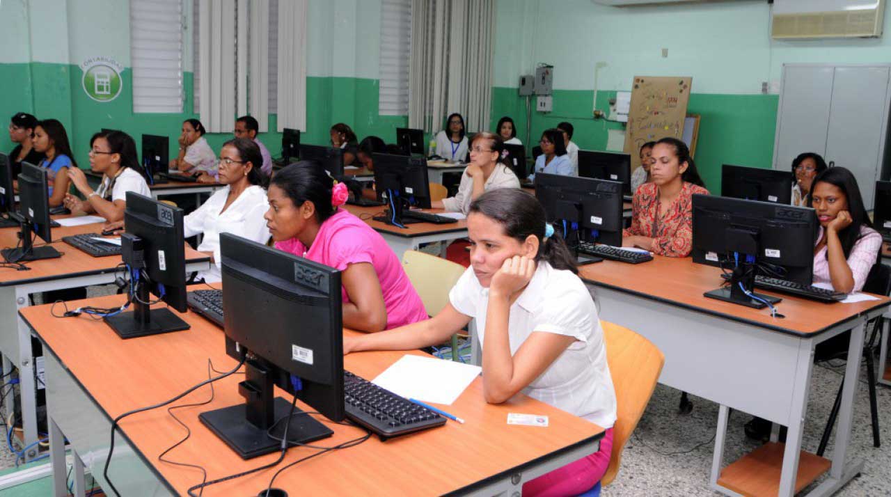 imagen Aspirantes durante prueba en Concurso de Oposici&oacute;n Docente. 