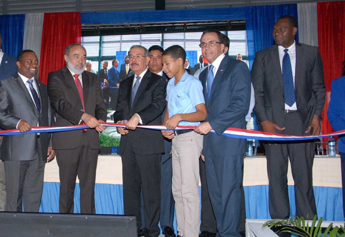  imagen Presidente Danilo Medina mientras corta cinta en acto de inauguraci&oacute;n, le acompa&ntilde;an: a su izquierda Ministro Andr&eacute;s Navarro y a su derecha el se&ntilde;or Francisco Pag&aacute;n; entre otras personalidades. 