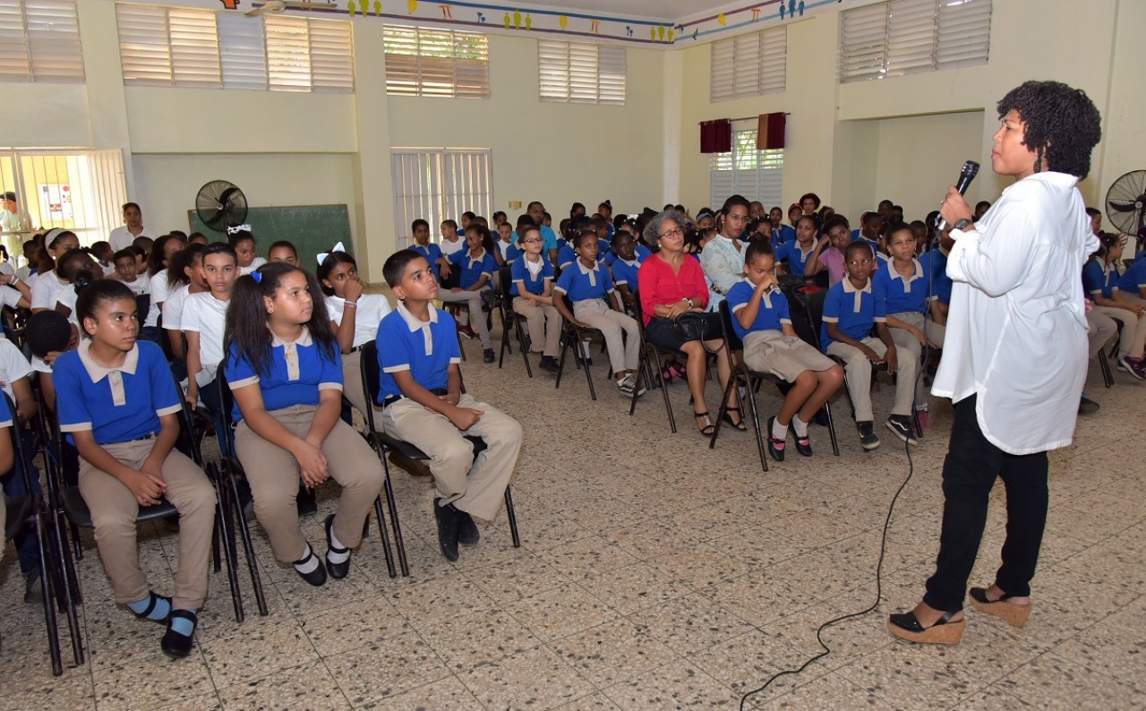  imagen Manuela Feliz, de la Direcci&oacute;n Nacional de Folklore durante la conferencia
&nbsp; 