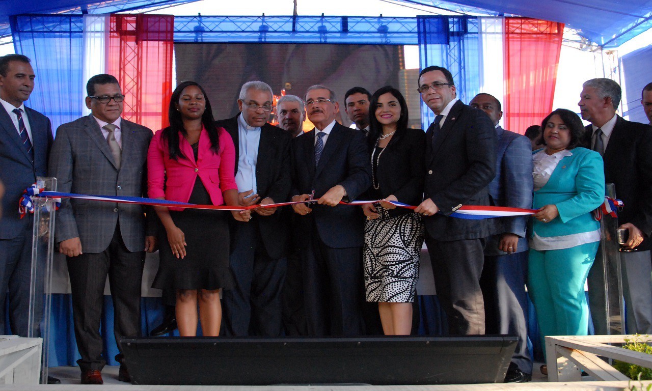  imagen Corte inaugural centro de atenci&oacute;n integral a la primera infancia en Los Guaricanos, junto al&nbsp;jefe del Estado, ministro de Educaci&oacute;n, Andr&eacute;s Navarro, y de la directora del Instituto Nacional de Atenci&oacute;n Integral a la Primera Infancia (INAIPI), Berlinesa Franco, entre otras personalidades. 