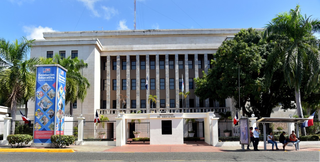  imagen Fachada frontal del Ministerio de Educaci&oacute;n. 
