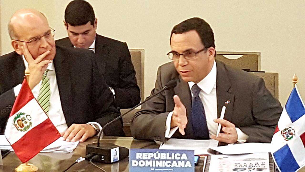  imagen Ministro Andr&eacute;s Navarro durante una de sus participaciones. A su lado derecho representante de Per&uacute;. 