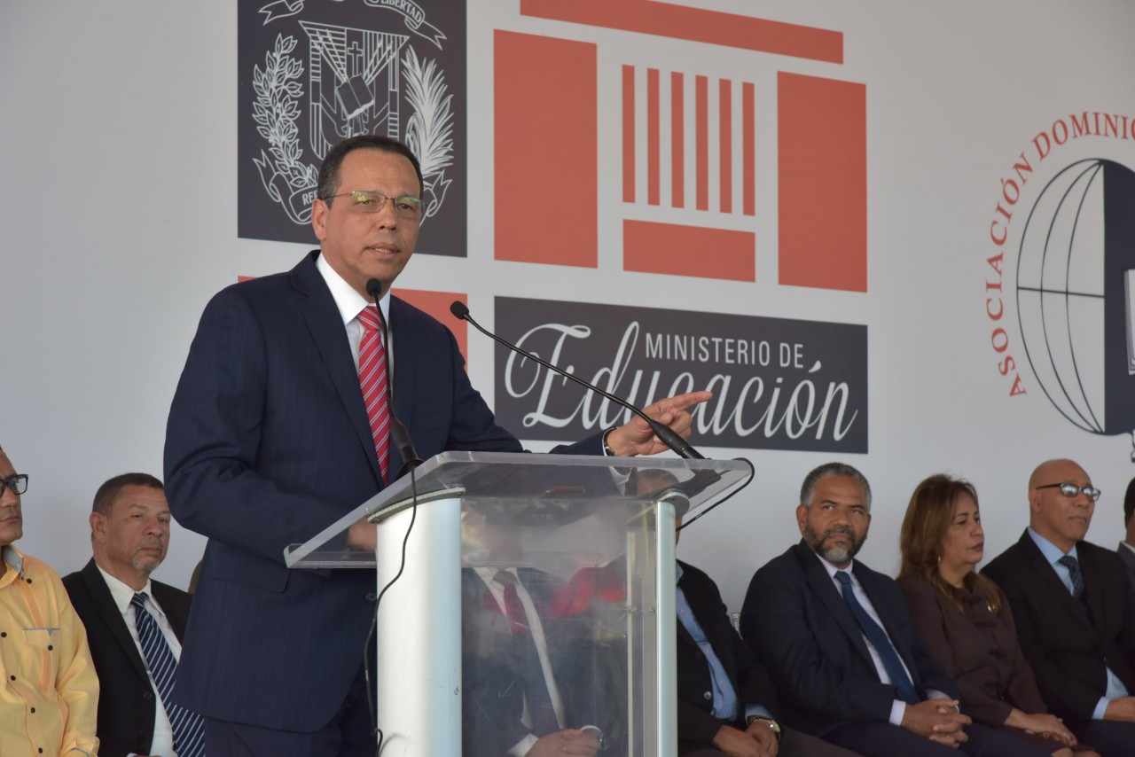  imagen Ministro Antonio Pe&ntilde;a MIrabal mientras dirige discurso a los asistentes en actividad de firma de acuerdo entre la Asociaci&oacute;n Dominicana de Profesores y el MINERD. 