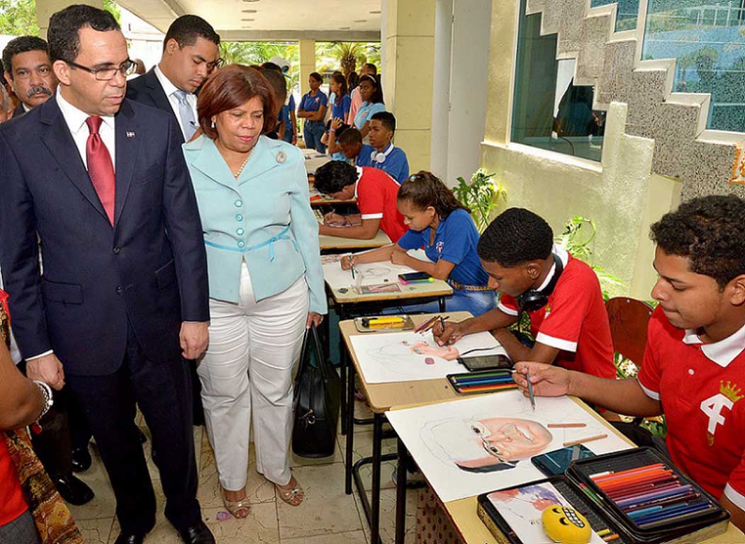  imagen Ministro Andr&eacute;s Navarro en su visita a la apertura de la Cuarta Gala Nacional Modalidad en Artes.&nbsp; 